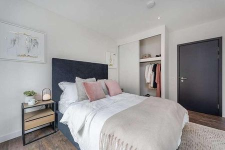 Lyons Dock House, Greenford, UB6 - Photo 4