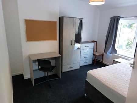 5 bedroom semi-detached house to rent - Photo 4