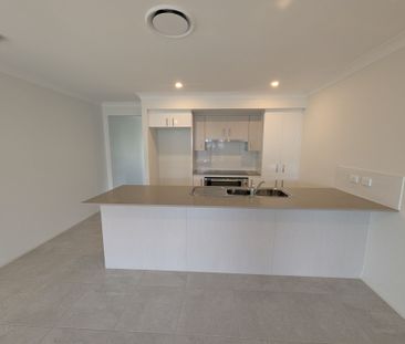 Modern 4 Bedroom Home - Photo 6