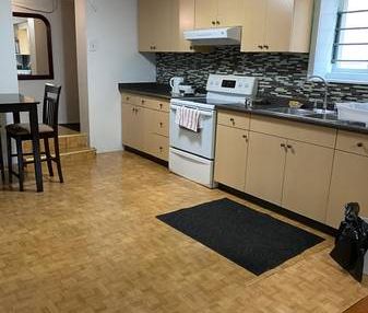 Spacious Ground Level 2 Bedroom Suite Near Skytrain - Photo 4