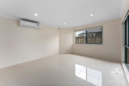 Freshly Painted Spacious Five-Bedroom Family Sweet Home – Available Now - Photo 5