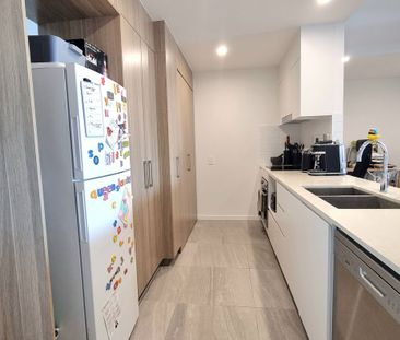 Modern 1 Bedroom + Study Nook Apartment with Bay Views $585/week - Photo 4