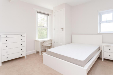 1 bedroom in a house share to rent - Photo 2