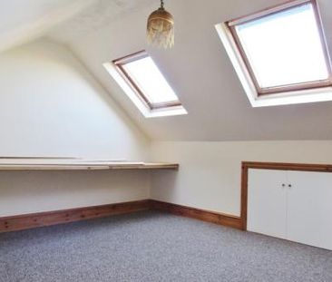 3 bedroom Semi-detached house To Let - Photo 5