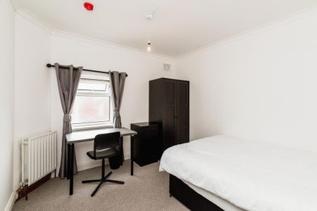 8 bedroom semi-detached house to rent - Photo 2