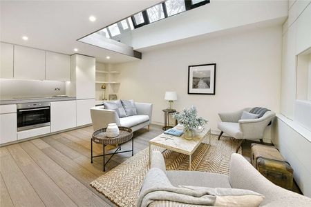 A fantastic split level one bedroom apartment situated in a prime Chelsea location just moments from all the amenities of the Fulham Road. - Photo 5