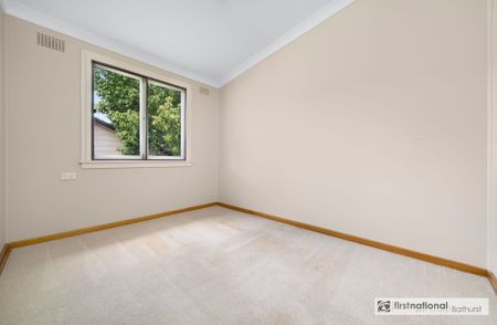 Charming 4-Bedroom Cottage - Photo 3