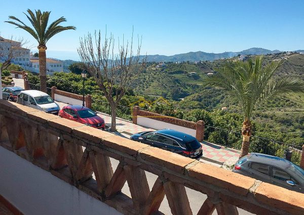 Bright 3-Bedroom Apartment with Parking and Pool, Available for Long-Term Rental in Frigiliana