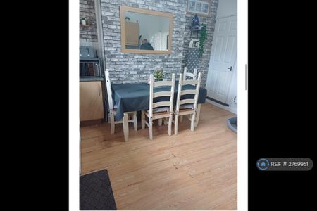 2 bedroom terraced house to rent - Photo 2