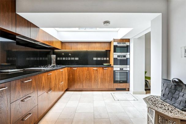 4 bedroom end of terrace house to rent - Photo 1