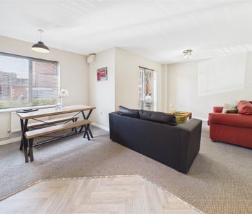2 bedroom Flat to rent - Photo 2