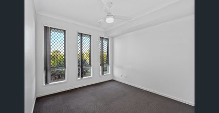 Modern Spacious Lowset Home - Photo 2