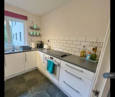 1 bedroom in a flat share to rent - Photo 4
