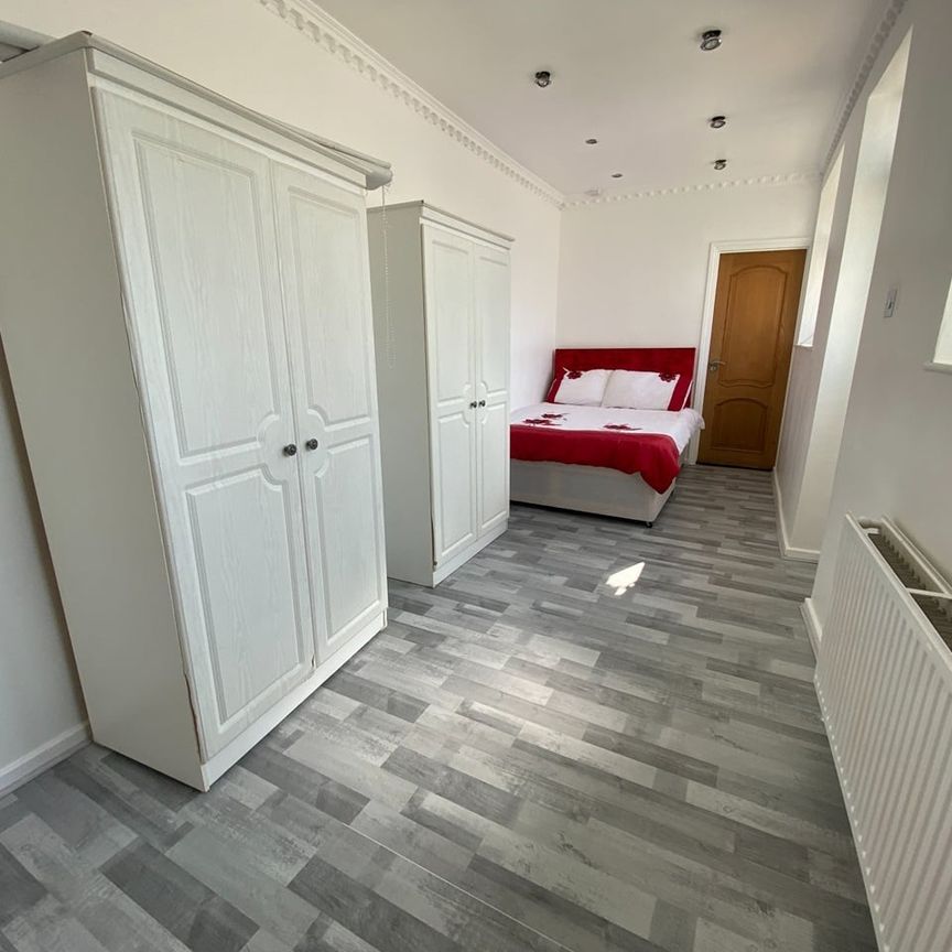 1 Bed Flat, Fleetwood Road, NW10 - Photo 1