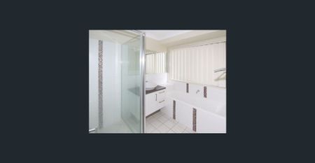 SPACIOUS FAMILY HOME WITH SECURE YARD - Photo 4