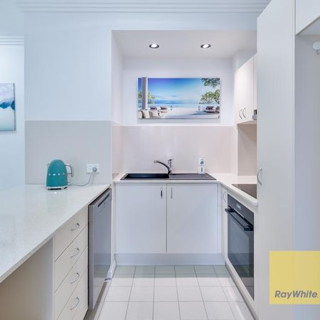 Spacious 3-Bedroom Apartment with Private Courtyard - Photo 5