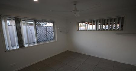 MODERN 3 BED PLUS OFFICE LOWSET BRICK HOME IN A QUIET CUL-DE-SAC. - Photo 2