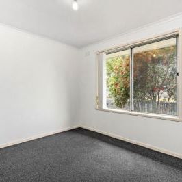 2 bedroom unit in quiet complex - Photo 3