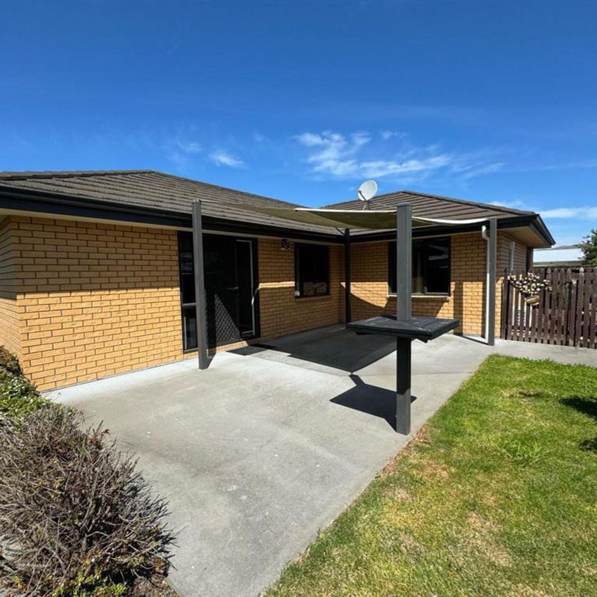 Private rear section, 4 bed + 1 Bath - Photo 1