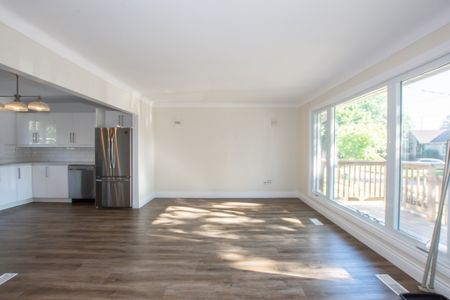 **ALL INCLUSIVE** Gorgeous 2 Bedroom Main Unit in St. Catharines!! - Photo 4