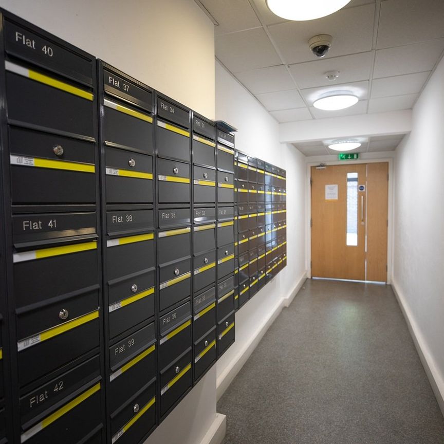 Bedsit, Anne Bryans House, NW3 - Photo 1