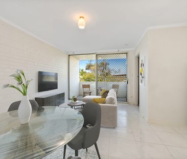 Part furnished unit in secure building - Photo 2