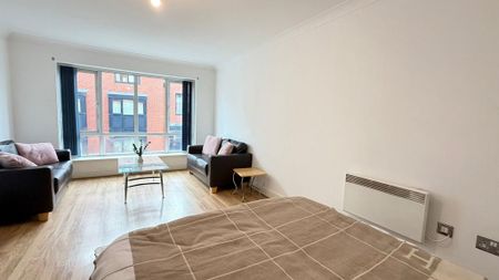 1 bedroom in a flat share to rent - Photo 2