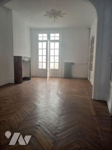 A HAZEBROUCK , maison de ville d'env.140m2 avec garage à proximité comprenant: Au rdc: couloir... - Photo 3