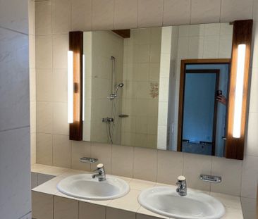 Idyllisches Wohnen am Rebberg: 4.5-Zimmer-Doppelhaushälfte in Weining - Photo 3
