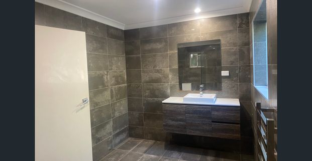 2-LEVEL CONTEMPORARY DUAL LIVING HOME LOCATED IN LEAFY CARINA HEIGHTS! - Photo 1