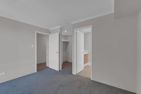 Beautiful Family Home in Lakelands - Photo 5