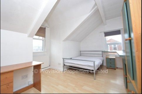 4 Bedroom Houses Hyde Park Leeds - Photo 1