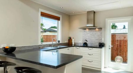 Stunning Renovated Three bedroom Villa - Photo 4