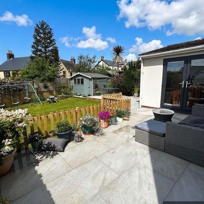Castle Meadows, Bridgend - Photo 1