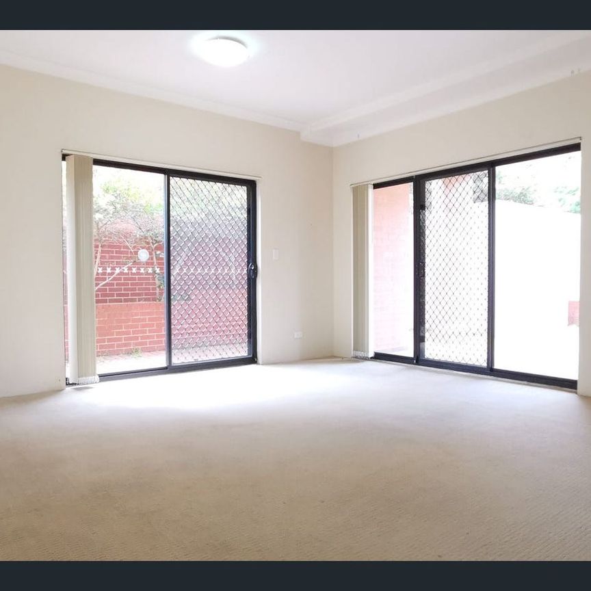 Spacious 3-Bedroom Unit in Prime Location – Walk to Train Station & Shops - Photo 1