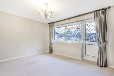 Detached House to rent - Oakwood Close, Chislehurst, BR7 - Photo 4