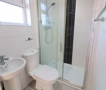 4 bedroom end of terrace house to rent - Photo 1