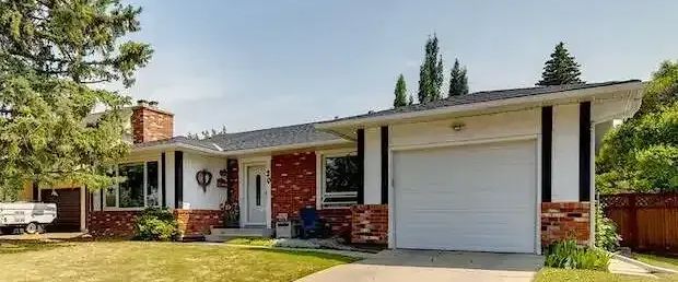 Steps To Lake Bonavista Family Bungalow | 20 Lake Linnet Close Southeast, Calgary - Photo 1