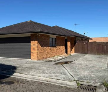 Sun filled 3 Bedroom Home. Freshly Renovated & Ready to Move In - Photo 2
