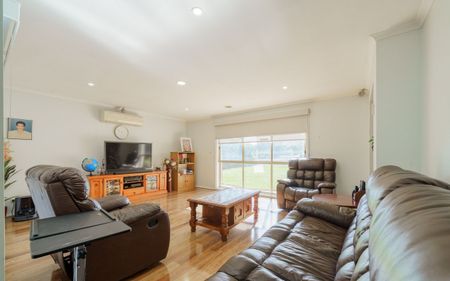 3 BEDROOM HOME IN CRANBOURNE WEST! - Photo 3