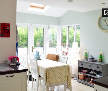 Decorated room in 3-bedroom apartment in Ballinteer, Dublin - Photo 6