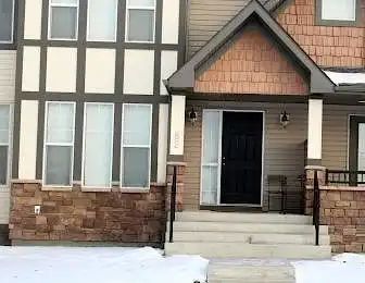 Cozy Town House in Evergreen — 3 Bedrooms Townhouse - Photo 1