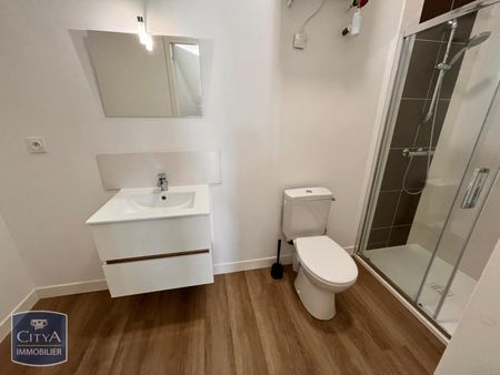 Location Appartement 1 pièce 25m² CHANGE 53810 - Photo 3