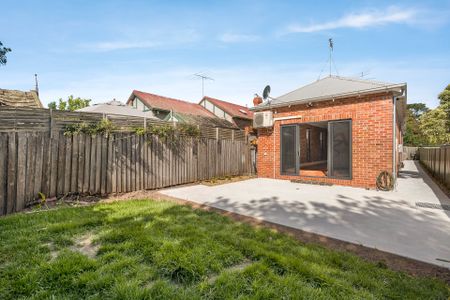 Charming Essendon Location with a Modern Renovation - Photo 4