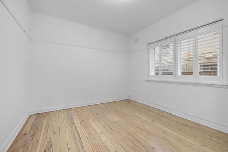 Charming Two Bedroom Apartment Within Moments to Bondi Beach - Photo 2