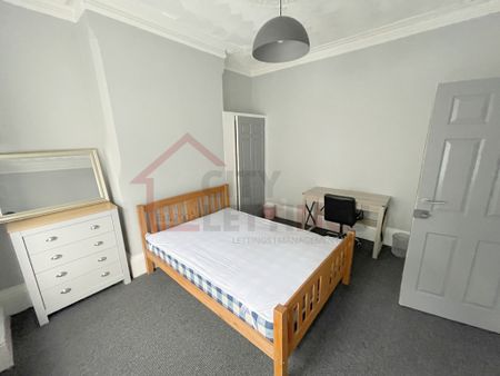 8 Bedroom Mid Terraced House - Photo 4