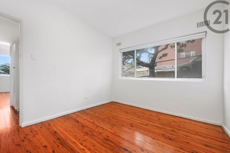 Sunny & Spacious Apartment&comma; Short Stroll to the Coogee Beach&excl; - Photo 3