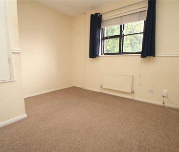 Mansard Close, Hornchurch, Essex, RM12 - Photo 3