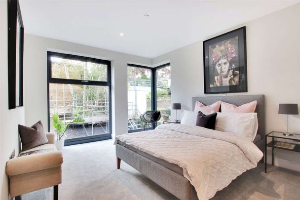 A stylishly presented apartment offering contemporary living and finished to the highest standard throughout. - Photo 1