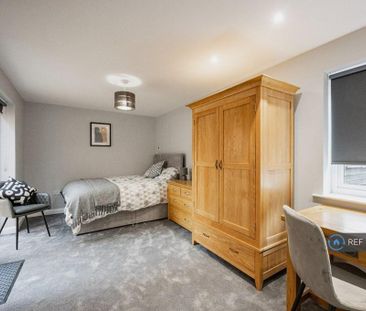 1 bedroom in a house share to rent - Photo 2